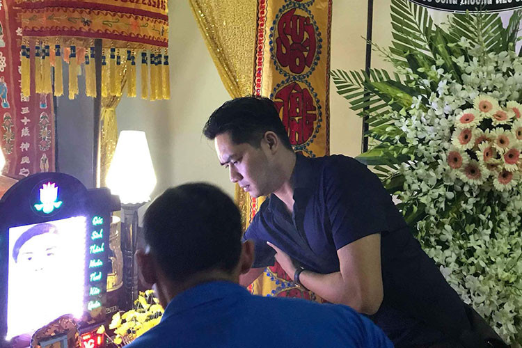 Minh Luân cũng đến thắp hương cho 2 hiệp sĩ qua đời.