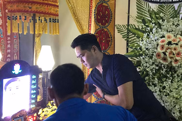 Minh Luân cũng đến thắp hương cho 2 hiệp sĩ qua đời.