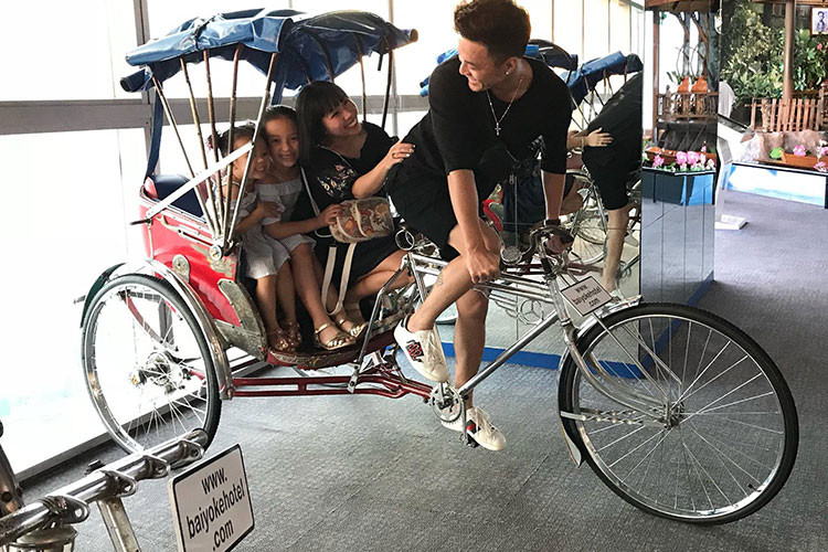 Hồng Đăng vui vẻ bên vợ con sau ồn ào lên tiếng bênh vực Phạm Anh Khoa.