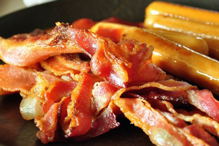 Thịt xông khói và xúc xích có chứa các hợp chất được biết là gây bệnh và cũng chứa quá nhiều natri. Thịt chế biến cũng có liên quan đến bệnh cao huyết áp và ung thư. Các nhà nghiên cứu Harvard đã phát hiện ra rằng mỗi 50g khẩu phần thịt chế biến bạn ăn mỗi ngày làm tăng nguy cơ mắc bệnh tim của bạn lên 42%.