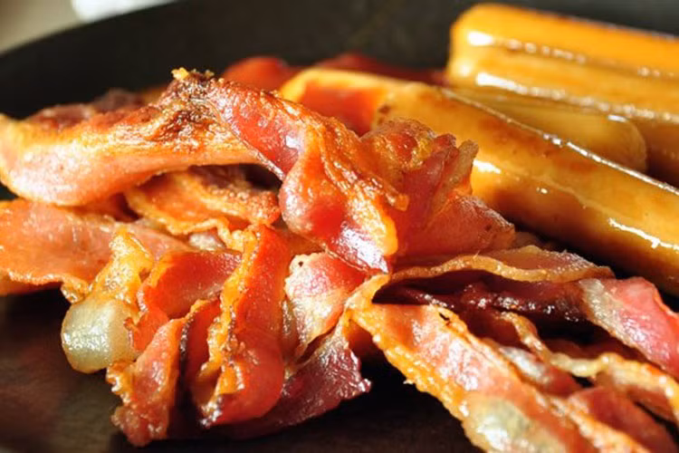 Thịt xông khói và xúc xích có chứa các hợp chất được biết là gây bệnh và cũng chứa quá nhiều natri. Thịt chế biến cũng có liên quan đến bệnh cao huyết áp và ung thư. Các nhà nghiên cứu Harvard đã phát hiện ra rằng mỗi 50g khẩu phần thịt chế biến bạn ăn mỗi ngày làm tăng nguy cơ mắc bệnh tim của bạn lên 42%.