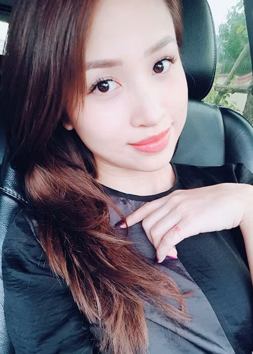 Vân Hugo lên đường ghi hình chương trình “Vì bạn xứng đáng”.