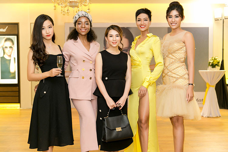 Tại sự kiện, H’Hen Niê hội ngộ người đẹp Hoa hậu Hoàn vũ Việt Nam: Trúc Linh, Huỳnh Tiên, Mỹ Duyên, Phương Hoa.