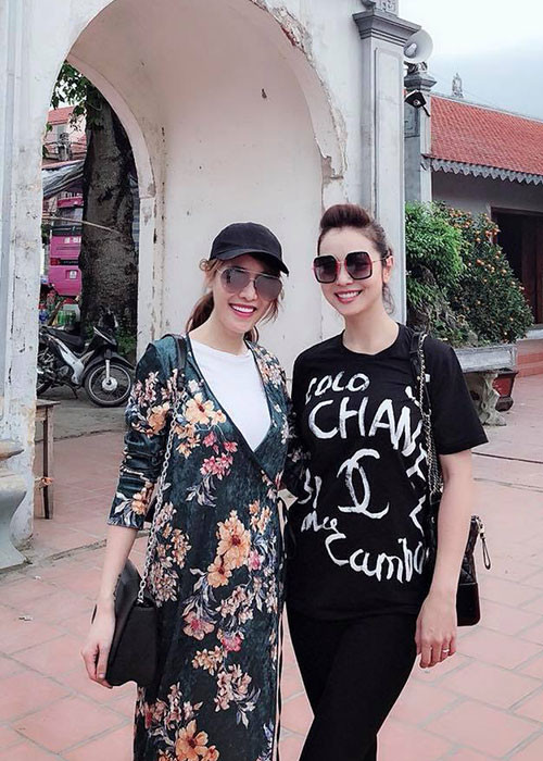 Jennifer Phạm đọ sắc cùng Quế Vân là một trong những tin tức sao Việt trong ngày 2/5.