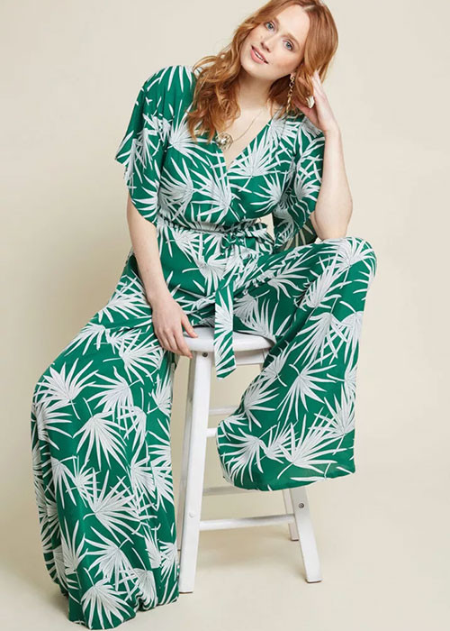 Đây là một trong những món đồ lạ mắt của hè này. Jumpsuit ống rộng mang lại cho phái đẹp vẻ cổ điển nhưng vẫn hiện đại, trẻ trung. Chỉ cần thêm đôi giày cao gót là bạn có thể tự tin dạo bước xuống phố rồi.