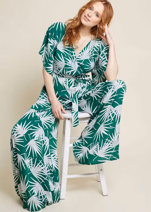 Đây là một trong những món đồ lạ mắt của hè này. Jumpsuit ống rộng mang lại cho phái đẹp vẻ cổ điển nhưng vẫn hiện đại, trẻ trung. Chỉ cần thêm đôi giày cao gót là bạn có thể tự tin dạo bước xuống phố rồi.