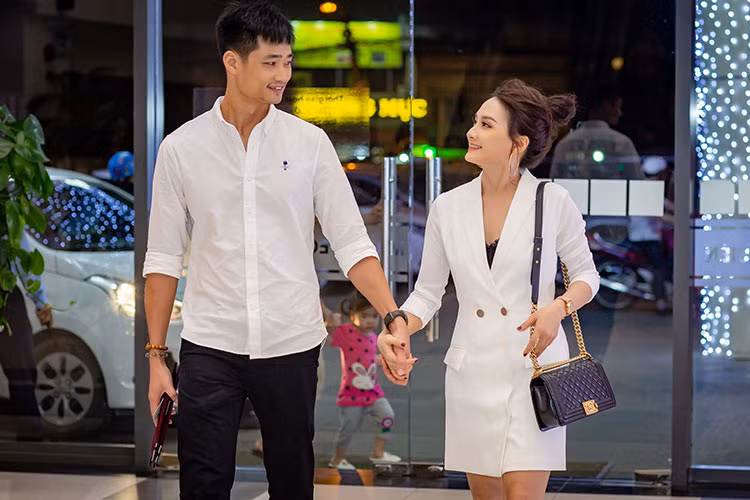 Bảo Thanh và ông xã diện trang phục ton sur ton, nắm tay không rời tại sự kiện.