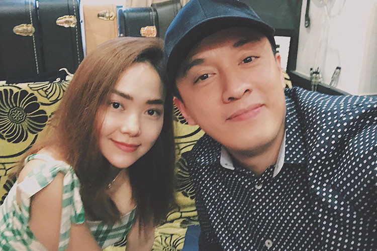 Lam Trường tâm sự về buổi gặp lại Minh Hằng: “Gặp lại Minh Hằng, 9 năm rồi em không nhiều thay đổi, vẫn xinh đẹp như lúc anh bị "mắc mưa" sau đó hát tặng em bài Con đường tình yêu”.