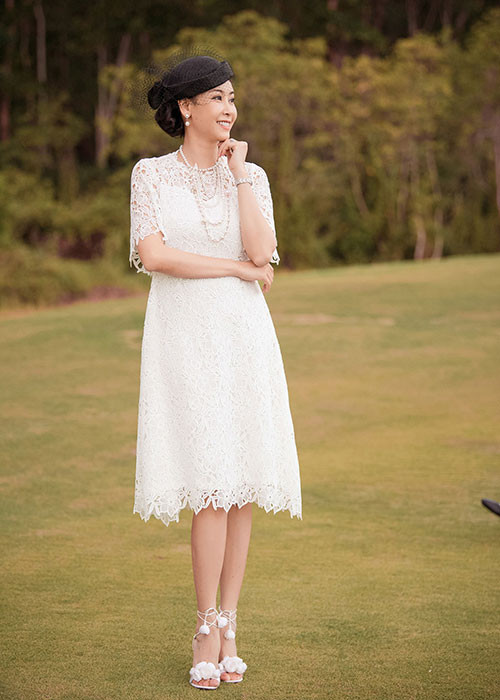 Cũng xuất hiện tại show diễn, Hoa hậu Việt Nam 1992 Hà Kiều Anh thanh lịch trong mẫu váy chữ A truyền thống.