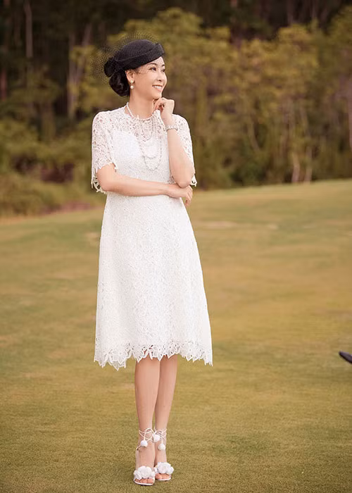 Cũng xuất hiện tại show diễn, Hoa hậu Việt Nam 1992 Hà Kiều Anh thanh lịch trong mẫu váy chữ A truyền thống.