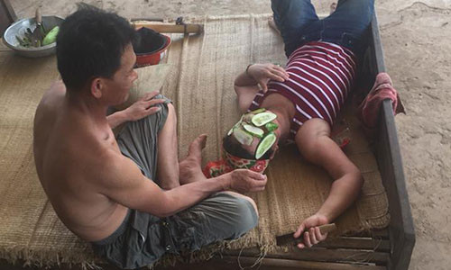 Bố thái dưa chuột để mẹ đắp mặt sau khi đi nắng về.