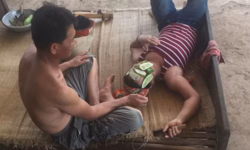 Bố thái dưa chuột để mẹ đắp mặt sau khi đi nắng về.