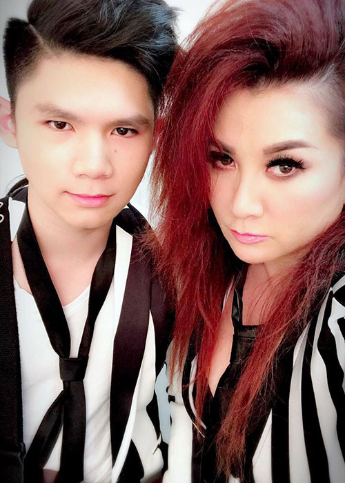 Con trai đầu lòng của Bằng Kiều cùng mẹ làm mặt ngầu, đúng theo phong cách rock.