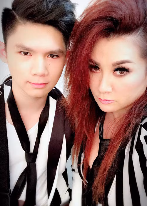 Con trai đầu lòng của Bằng Kiều cùng mẹ làm mặt ngầu, đúng theo phong cách rock.
