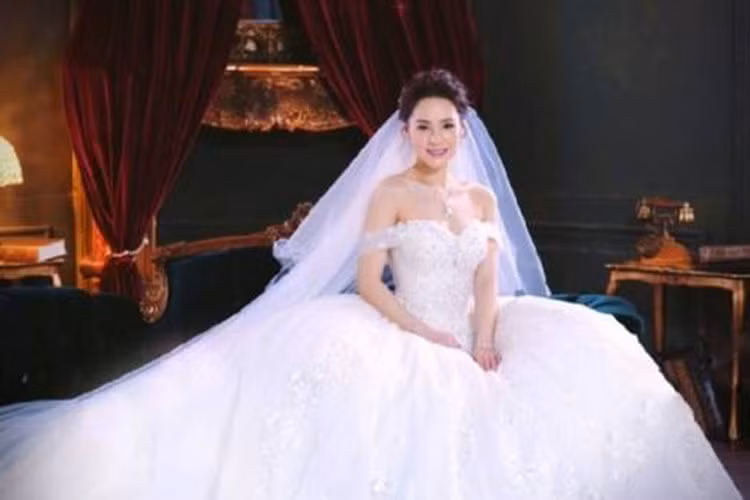 Theo thông tin, Dung Tổ Nhi và Thái Trác Nghiên muốn tặng Chung Hân Đồng chiếc váy cưới. Cuối cùng, Chung Hân Đồng chọn chiếc váy cưới cổ chữ V gợi cảm. Ảnh: Ifeng