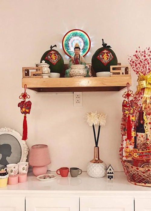 Là người sống tâm linh khu vực bàn thờ cũng được Angela Phương Trinh chú trọng trang trí rất cẩn thận.