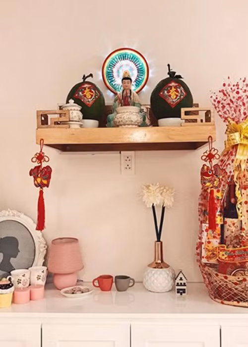 Là người sống tâm linh khu vực bàn thờ cũng được Angela Phương Trinh chú trọng trang trí rất cẩn thận.