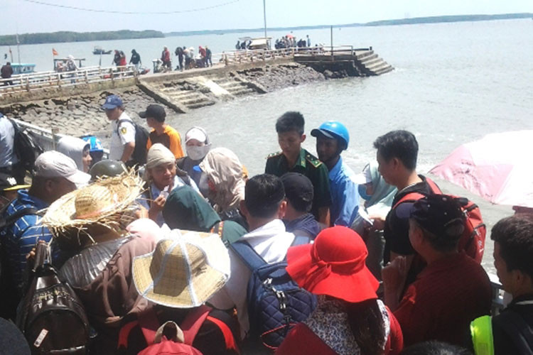 Khách du lịch khác mất kiên nhẫn tràn ra tranh cãi với những người giữ barie yêu cầu phải tăng cường tàu đò đưa du khách về đất liền.