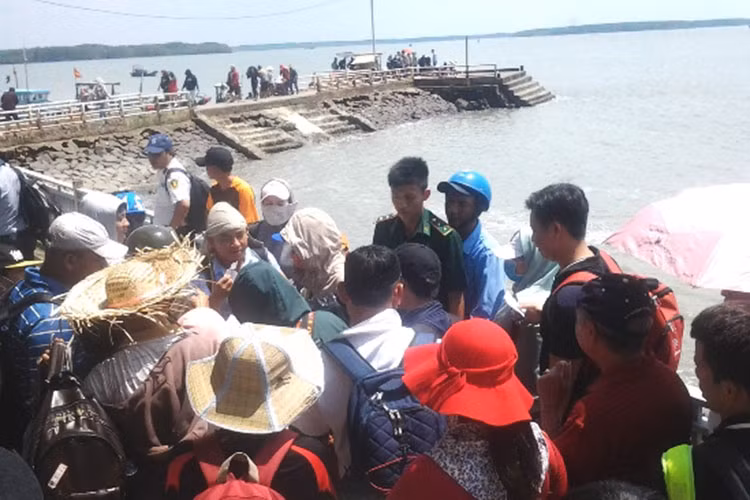 Khách du lịch khác mất kiên nhẫn tràn ra tranh cãi với những người giữ barie yêu cầu phải tăng cường tàu đò đưa du khách về đất liền.