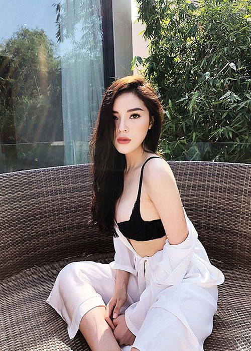 Hậu dao kéo vòng một, người đẹp gốc Nam Định được khen ngợi ngày càng gợi cảm.