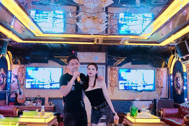 Vợ chồng sao Việt Tâm Tít tình tứ bên nhau.