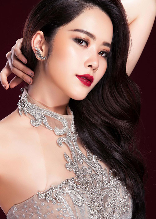 Nam Em cũng xây dựng hình ảnh gợi cảm.