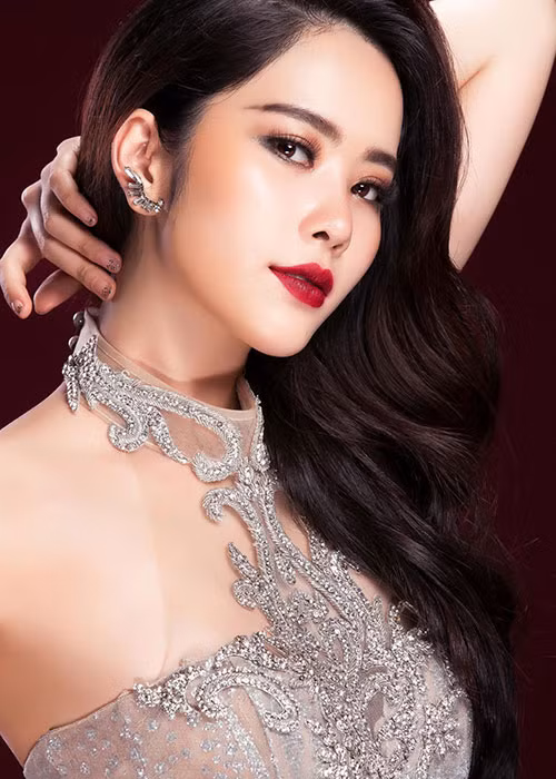 Nam Em cũng xây dựng hình ảnh gợi cảm.