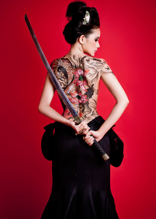 Phan Như Thảo mạnh dạn để họa sĩ vẽ lên phần lưng. Ảnh: Khampha