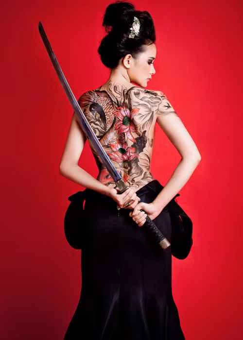 Phan Như Thảo mạnh dạn để họa sĩ vẽ lên phần lưng. Ảnh: Khampha