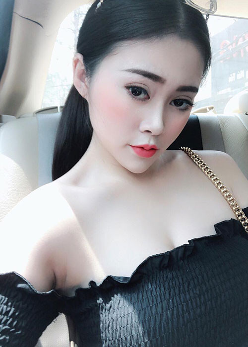 Trên trang cá nhân, Huyền Phương thường xuyên chia sẻ những bộ ảnh trong vai trò mẫu ảnh cùng những hình ảnh đời thường quyến rũ.