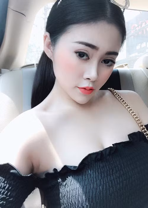 Trên trang cá nhân, Huyền Phương thường xuyên chia sẻ những bộ ảnh trong vai trò mẫu ảnh cùng những hình ảnh đời thường quyến rũ.