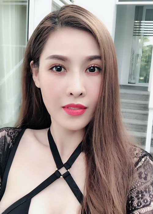 "Gái hai con" Quế Vân gợi cảm không kém cạnh Nam Em và Khánh My.