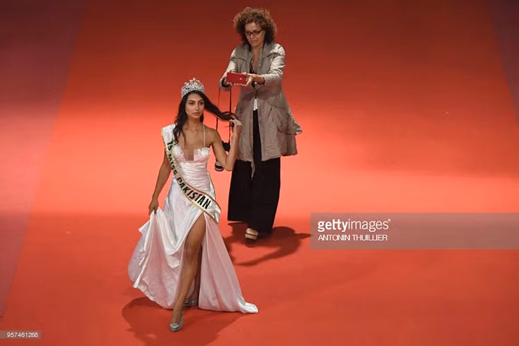 Không chỉ mặc hở bạo, Anzhelika Tahir còn cố gắng thu hút sự chú ý khi đội vương miện và đeo dải băng là Hoa hậu Pakistan 2015. Ảnh: Getty