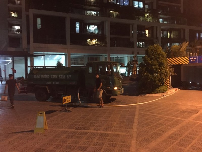 Ban quản lý tòa nhà đã phải cung cấp nước bằng xe téc để người dân dùng tạm. Ảnh: Người dân cung cấp