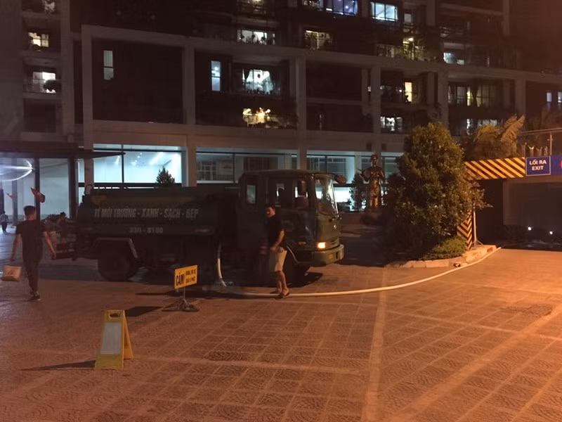 Ban quản lý tòa nhà đã phải cung cấp nước bằng xe téc để người dân dùng tạm. Ảnh: Người dân cung cấp