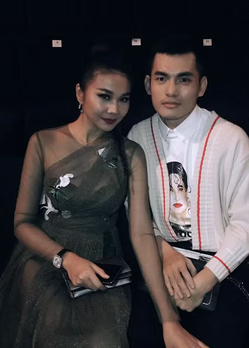 Hình ảnh stylist Mì Gói bên Thanh Hằng.