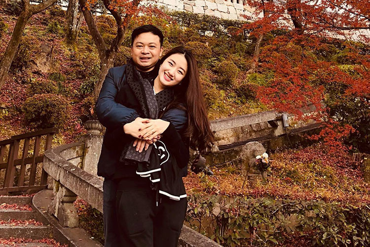 Hot Face sao Việt 24h: Hoa hậu Thu Ngân tình tứ bên chồng đại gia hơn 19 tuổi trong chuyến du lịch Nhật Bản.