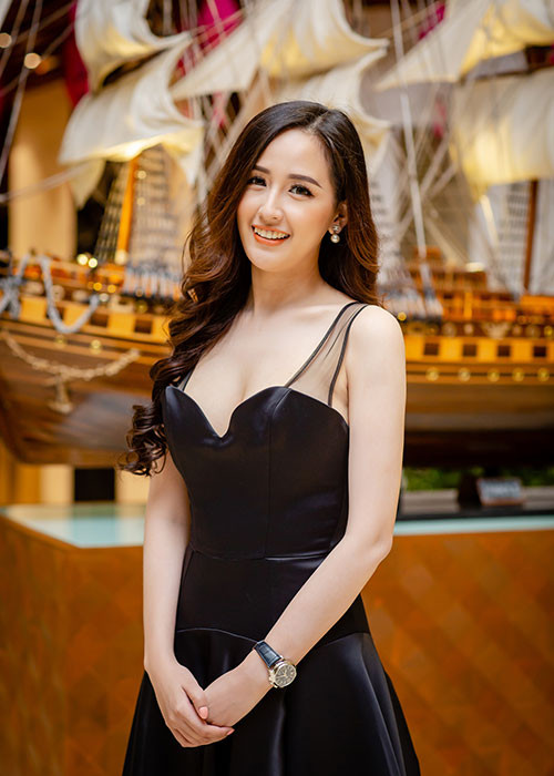 Mới đây, xuất hiện tại một sự kiện, Mai Phương Thúy khoe chiếc đồng hồ có giá 82000 USD (khoảng 1,8 tỷ đồng) mới tậu.