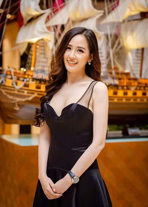 Mới đây, xuất hiện tại một sự kiện, Mai Phương Thúy khoe chiếc đồng hồ có giá 82000 USD (khoảng 1,8 tỷ đồng) mới tậu.
