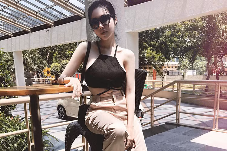 Trải qua 2 lần sinh nở, sao Việt Elly Trần vẫn giữ được vóc dáng thon gọn.