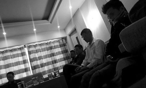 Các tín đồ lắng nghe thuyết giảng.