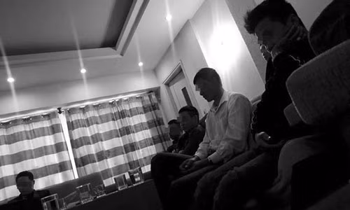 Các tín đồ lắng nghe thuyết giảng.