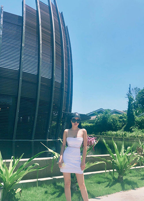 Sở hữu gương mặt xinh đẹp cùng vóc dáng gợi cảm, Giáng Ngọc từng tự tin tham gia cuộc thi Hoa hậu Hoàn vũ Việt Nam 2017.