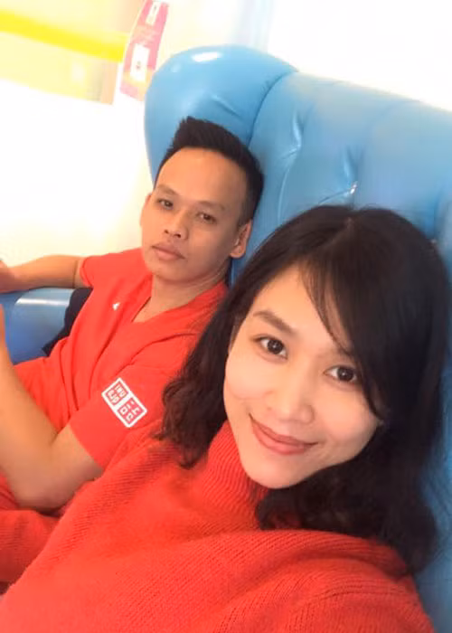 Ông xã của Hà Hương không bắt vợ phải bỏ nghề nhưng cô vẫn chọn gia đình bởi chính cô cảm thấy có lỗi với con và gia đình sau những lần đi diễn xa nhà.