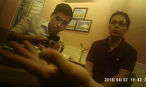 Các đối tượng tìm cách thương lượng với phóng viên.