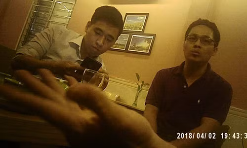 Các đối tượng tìm cách thương lượng với phóng viên.