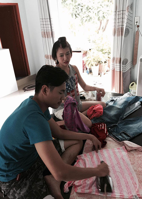 Kiều Minh Tuấn ủi đồ giúp Diệu Nhi cho liveshow.