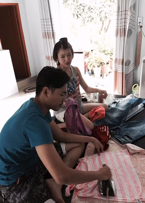 Kiều Minh Tuấn ủi đồ giúp Diệu Nhi cho liveshow.