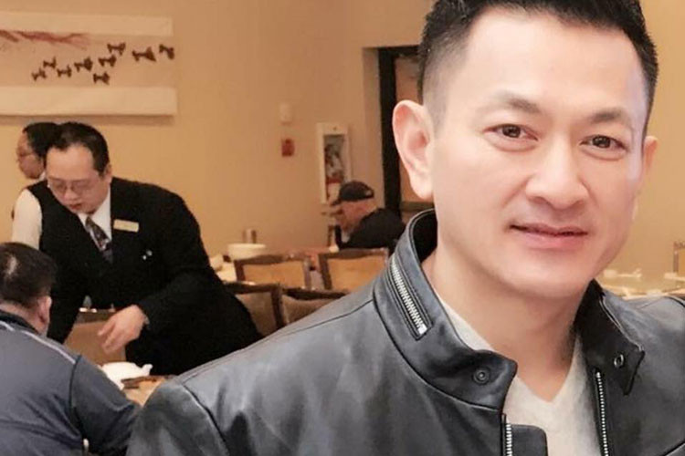 Ở tuổi 49, ông xã của Thanh Thảo được khen vẫn trẻ trung, phong độ.