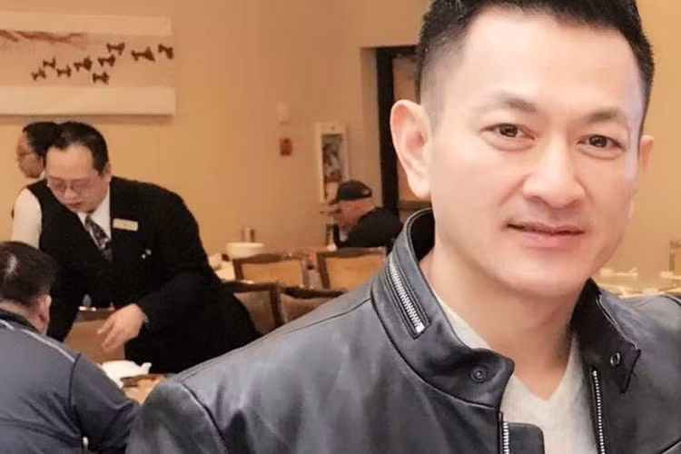 Ở tuổi 49, ông xã của Thanh Thảo được khen vẫn trẻ trung, phong độ.